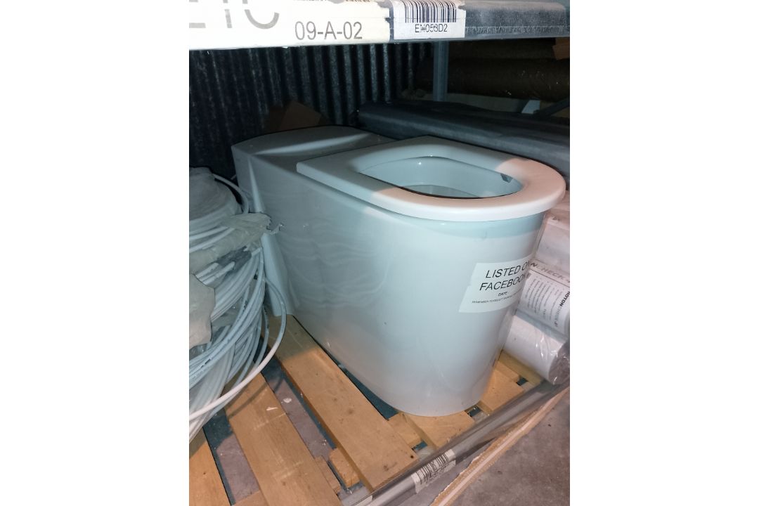 JOBLOT OF 30+ TOILETS, CISTERNS & PANS – ROCA, VITRA, ROPER RHODES, ARMITAGE SHANKS - Image 7 of 7