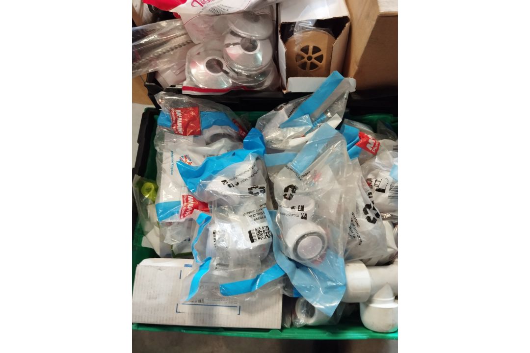 JOBLOT OF PLUMBING AND BUILDING ITEMS ALTERNA WIRQUIN BATH TAPS - Image 14 of 15