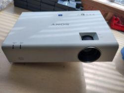 SONY VPL-EX226 XGA LCD PROJECTOR – 2700 LUMENS, WIRELESS, USED, NO CABLES INCLUDED.