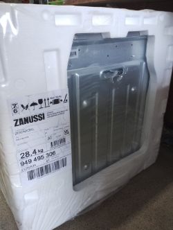 ZANUSSI ZOCNX3XL 59.4CM BUILT IN ELECTRIC SINGLE OVEN - STAINLESS- BRAND NEW NEVER OPENED