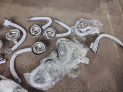 ABACUS KITCHEN SINK ACCESSORIES JOBLOT - SINK DRAINERS AND HOSES - JOBLOT OF 25 PSC