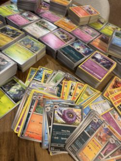 BUNDLE OF X200 POKEMON CARDS