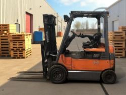 **(INCLUDES CHARGER)**2011 TOYOTA 7FBMF25 ELECTRIC FORKLIFT – 2.5 TONNE – STANDARD MAST