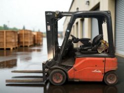 **(INCLUDES CHARGER)**LINDE E16P-01 ELECTRIC 4-WHEEL FORKLIFT