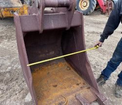 3FT DIGGING BUCKET – 80MM PINS