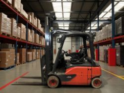 **(INCLUDES CHARGER)**2014 LINDE E20PL-02 ELECTRIC FORKLIFT – 2.0 TONNE – STANDARD MAST