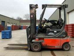 **(INCLUDES CHARGER)**LINDE E18P-02 ELECTRIC 4-WHEEL FORKLIFT