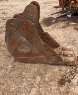 2FT STRICKLAND BLADED DIGGING BUCKET – 80MM PINS