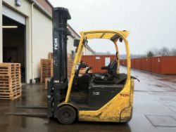 **(INCLUDES CHARGER)**TCM A2N1L16Q – ELECTRIC 3-WHEEL FORKLIFT
