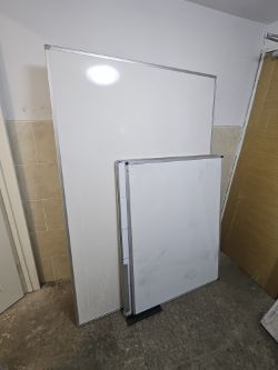 JOBLOT OF THREE WHITEBOARDS AND TWO PINBOARDS