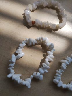 MOONSTONE + WHITE AGATE GEMSTONE CHRYSTAL CHIP BRACELETS - NEW IN ORIGINAL PACKAGING - JOBLOT OF 10