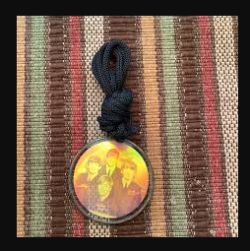 1372 X BEATLES HOLOGRAM PENDANTS (120) *NBC*