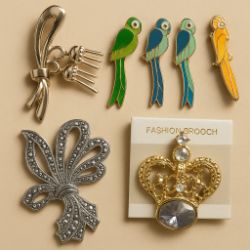 LOT OF 50 VINTAGE & COSTUME BROOCHES – MIXED STYLES – IDEAL FOR RESALE OR COLLECTION