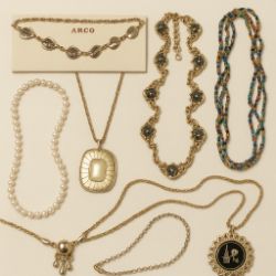 WHOLESALE LOT OF 100 VINTAGE & COSTUME NECKLACES – MIXED STYLES – IDEAL FOR RESELLERS