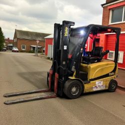**(INCLUDES CHARGER)**2017 YALE ERP25VL ELECTRIC 4-WHEEL FORKLIFT