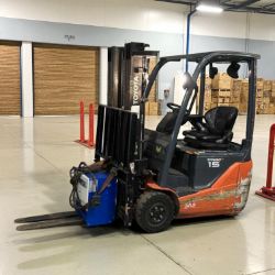 **(INCLUDES CHARGER)**2018 TOYOTA 8FBE15T ELECTRIC 3-WHEEL FORKLIFT