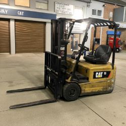 **(INCLUDES CHARGER)**2015 CAT LIFT TRUCKS EP15KRT-PAC ELECTRIC 3-WHEEL FORKLIFT