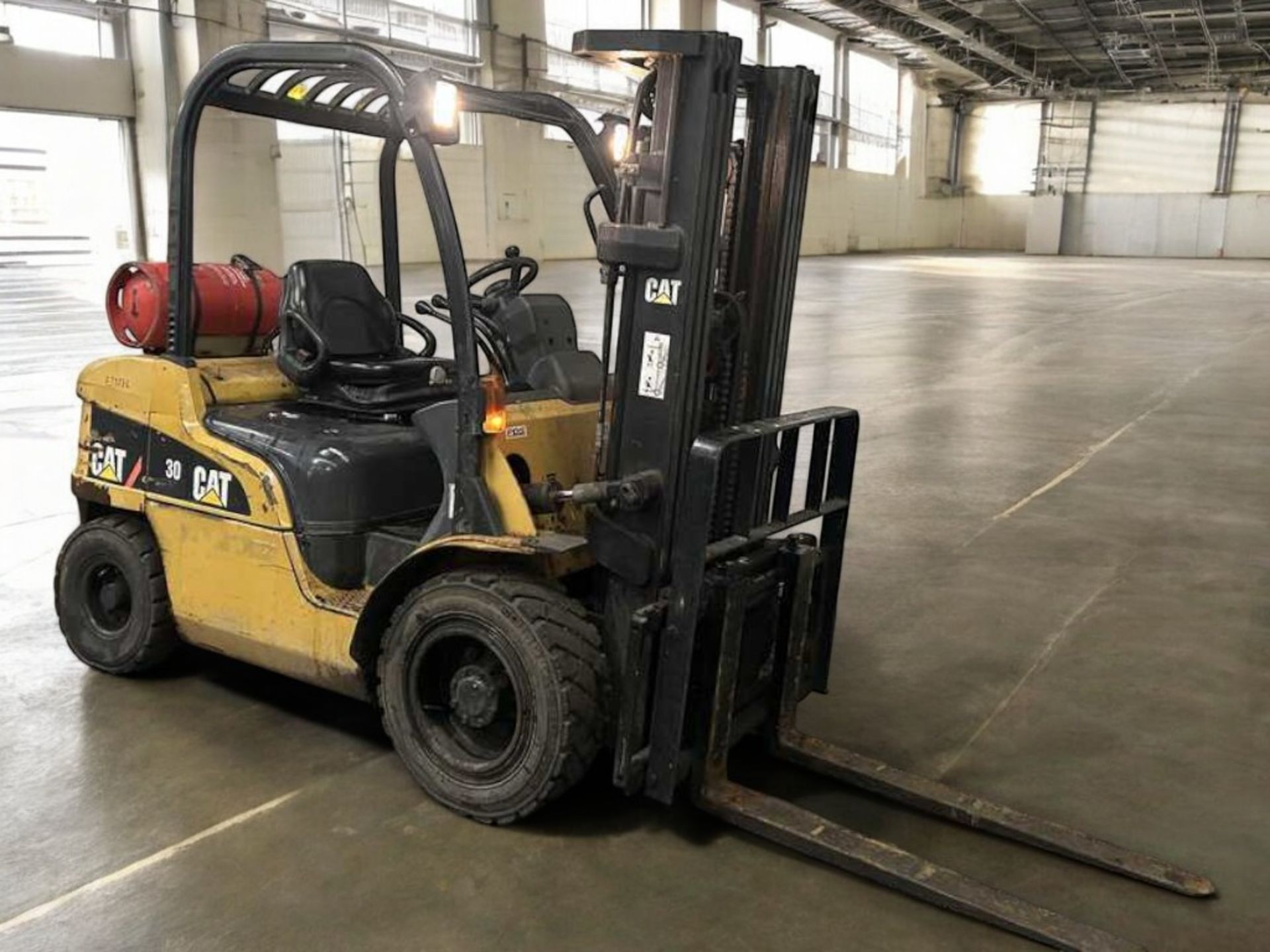 CAT LIFT TRUCKS GP30N LPG FORKLIFT - Image 4 of 6
