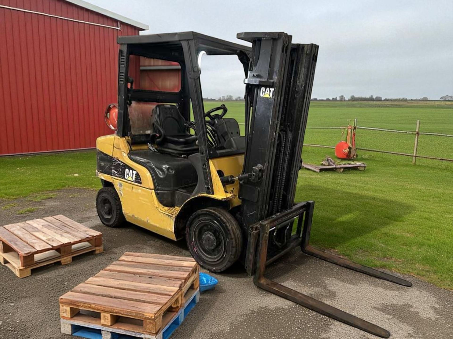 2013 CAT GP25NT LPG FORKLIFT – 2,500 KG CAPACITY - Image 4 of 6