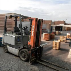 **(INCLUDES CHARGER)**2000 NISSAN CWGP02L30S ELECTRIC FORKLIFT TRUCK
