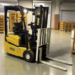 **(INCLUDES CHARGER)**2017 YALE ERP16VT ELECTRIC 3-WHEEL FORKLIFT