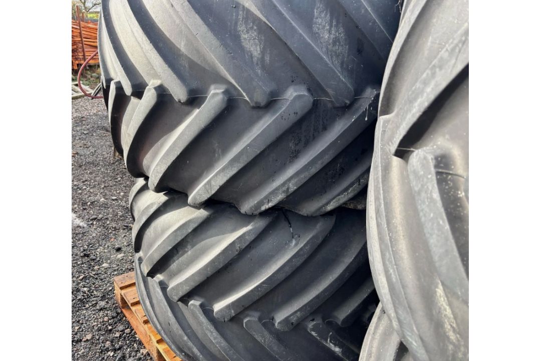 SET OF 4 JCB FASTRAC 5-STUD GOODYEAR TERRA WHEELS & TYRES - Image 3 of 7