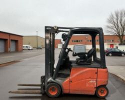 2007 LINDE E18PH-01 ELECTRIC 4-WHEEL FORKLIFT TRUCK – TRIPLEX MAST **(INCLUDES CHARGER)**