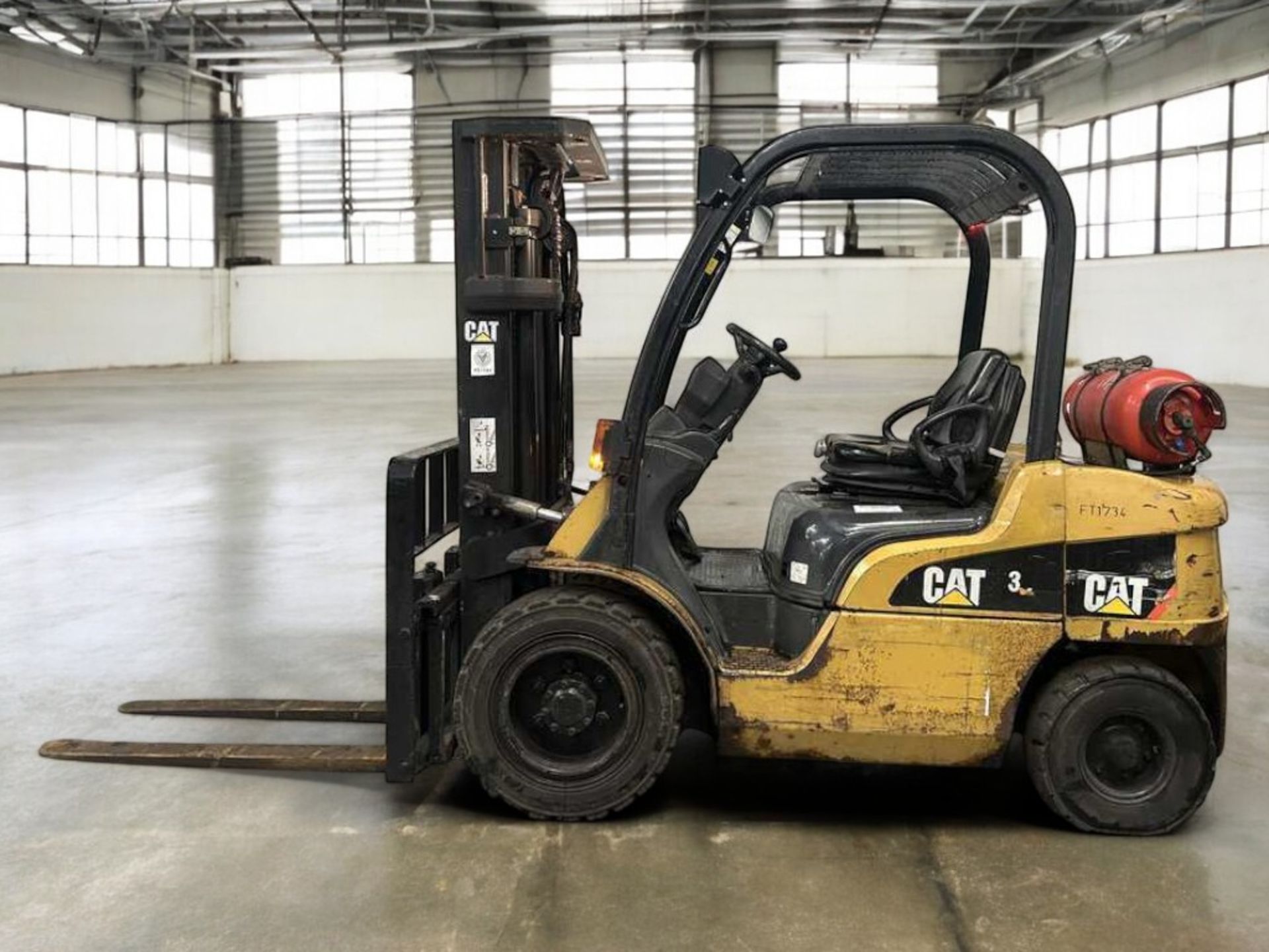 CAT LIFT TRUCKS GP30N LPG FORKLIFT - Image 2 of 6