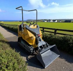 UNUSED BISONTEK BT360 SKIDSTEER LOADER TRACKED LOADER