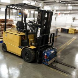 **(INCLUDES CHARGER)**2004 CAT EP20K ELECTRIC FORKLIFT TRUCK