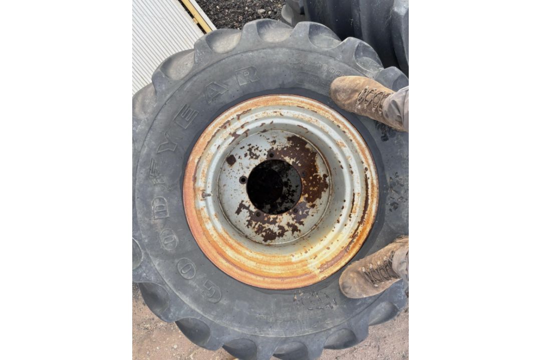 SET OF 4 JCB FASTRAC 5-STUD GOODYEAR TERRA WHEELS & TYRES - Image 5 of 7