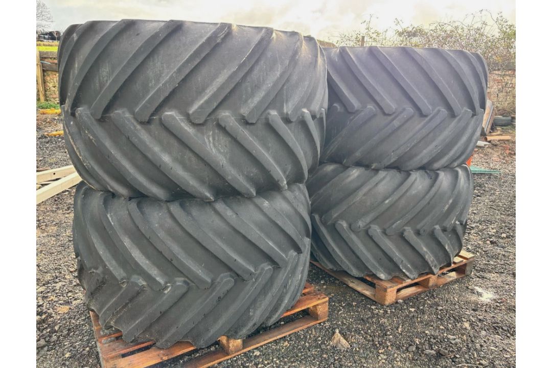 SET OF 4 JCB FASTRAC 5-STUD GOODYEAR TERRA WHEELS & TYRES - Image 2 of 7
