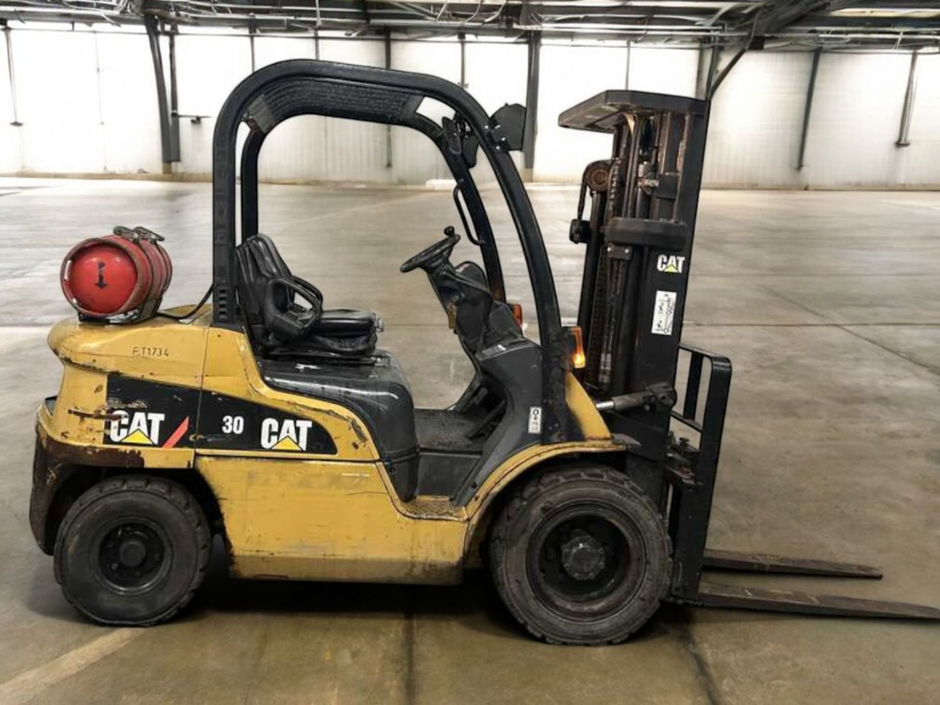 CAT LIFT TRUCKS GP30N LPG FORKLIFT - Image 5 of 6