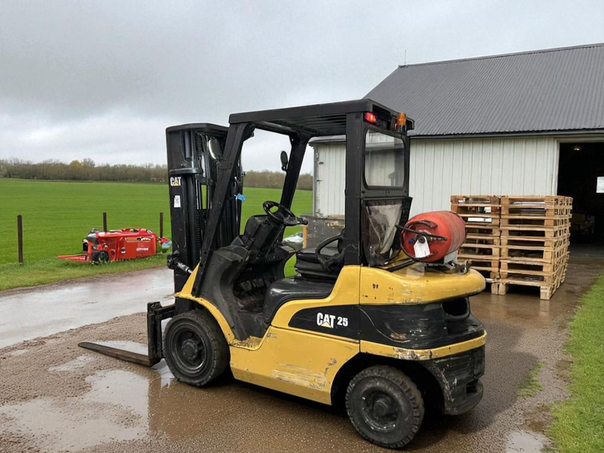 2013 CAT GP25NT LPG FORKLIFT – 2,500 KG CAPACITY - Image 3 of 6