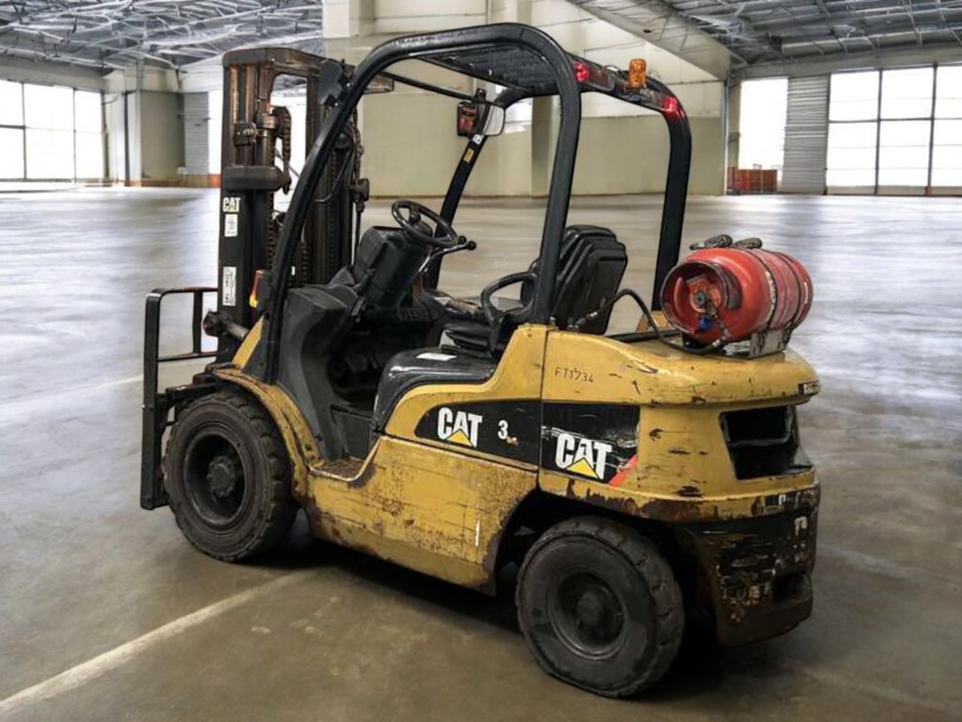 CAT LIFT TRUCKS GP30N LPG FORKLIFT - Image 3 of 6