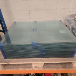 JOB LOT - PALLET WITH 37 GLASS PANELS