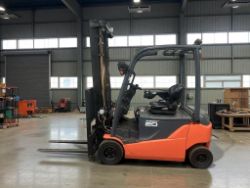 **(INCLUDES CHARGER)**2013 TOYOTA 8FBMT20 ELECTRIC FORKLIFT – 2.0 TONNE – TRIPLEX MAST