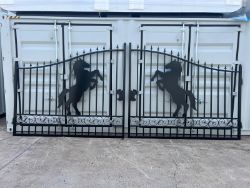 UNUSED 14FT BI-PARTING GATES (HORSE DESIGN)