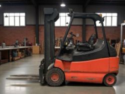 **(INCLUDES CHARGER)**1998 LINDE E30-02 ELECTRIC FORKLIFT – 3.0 TONNE – STANDARD MAST