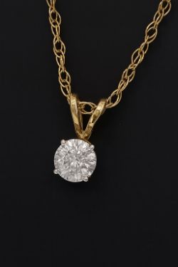 0.30CT DIAMOND PENDANT & CHAIN 9CT YELLOW GOLD WITH GIFT BOX AND VALUATION CERTIFICATE £1850