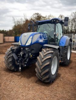 NEW HOLLAND T7.225 TRACTOR