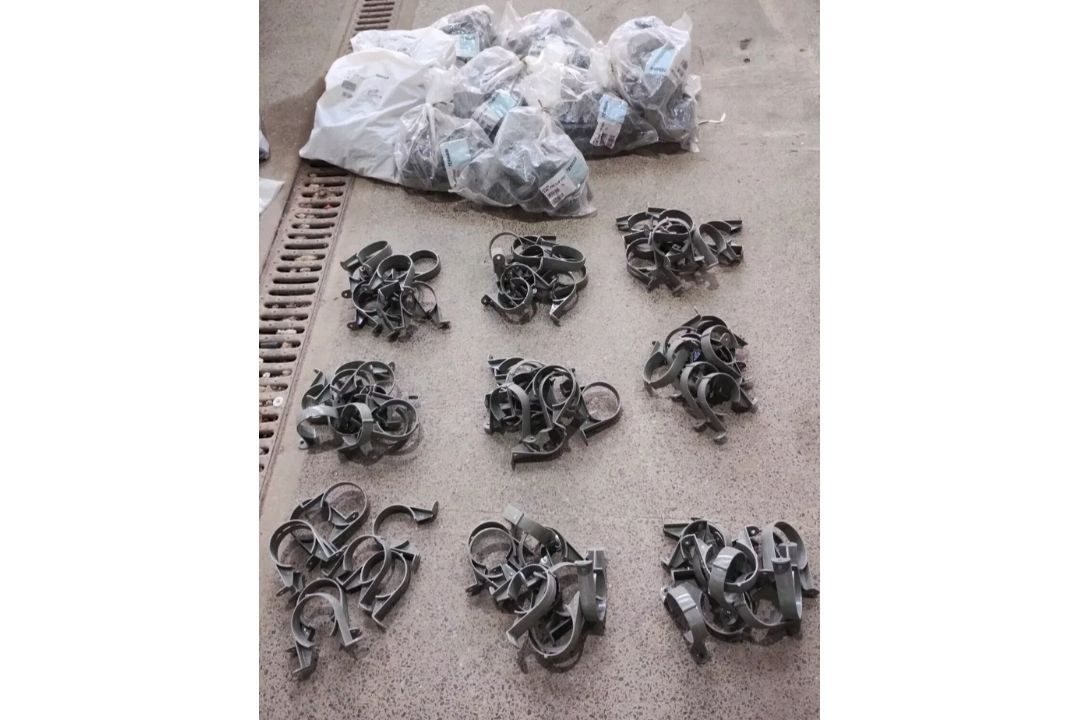 JOBLOT OF 290 CLIPS -TERRAIN 2.00" PIPE CLIPS GREY 56MM 240.2G - Image 1 of 2