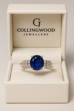 18CT WHITE GOLD OVAL SAPPHIRE & DIAMOND DRESS RING WITH GIFT BOX AND VALUATION CERTIFICATE £4495