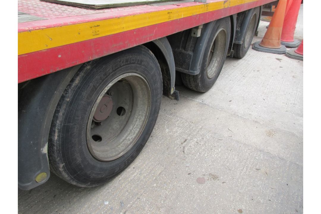Montracon tri-axle step frame trailer ID No. SMRF3ASXXAJ117186, ID Mark C417691 (2016) gross - Image 5 of 9