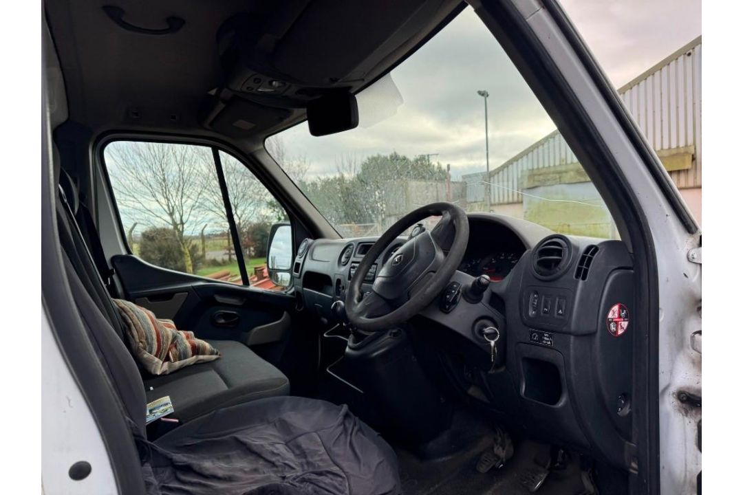 Renault Master MWB diesel MML 35 dci 100 medium roof panel van RWD (2011) - Image 5 of 9