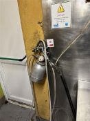 Pneumatic spray gun
