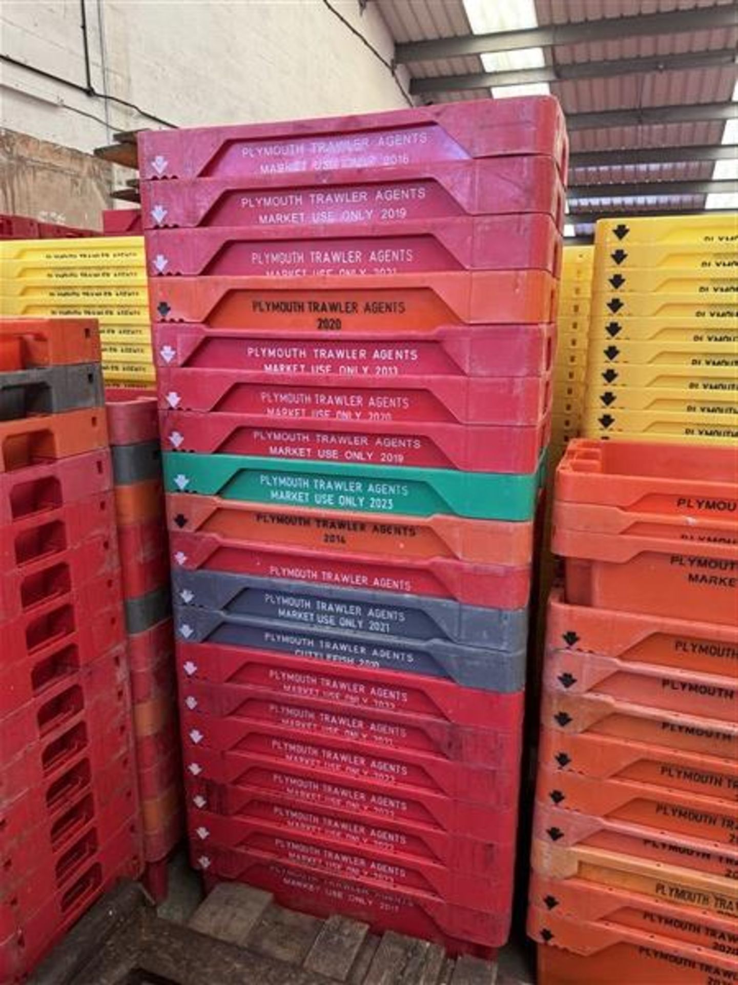 Circa 200 plastic trays (branded), approx. 900 x 500 x 260mm Manual Handling: Please ensure - Image 3 of 4