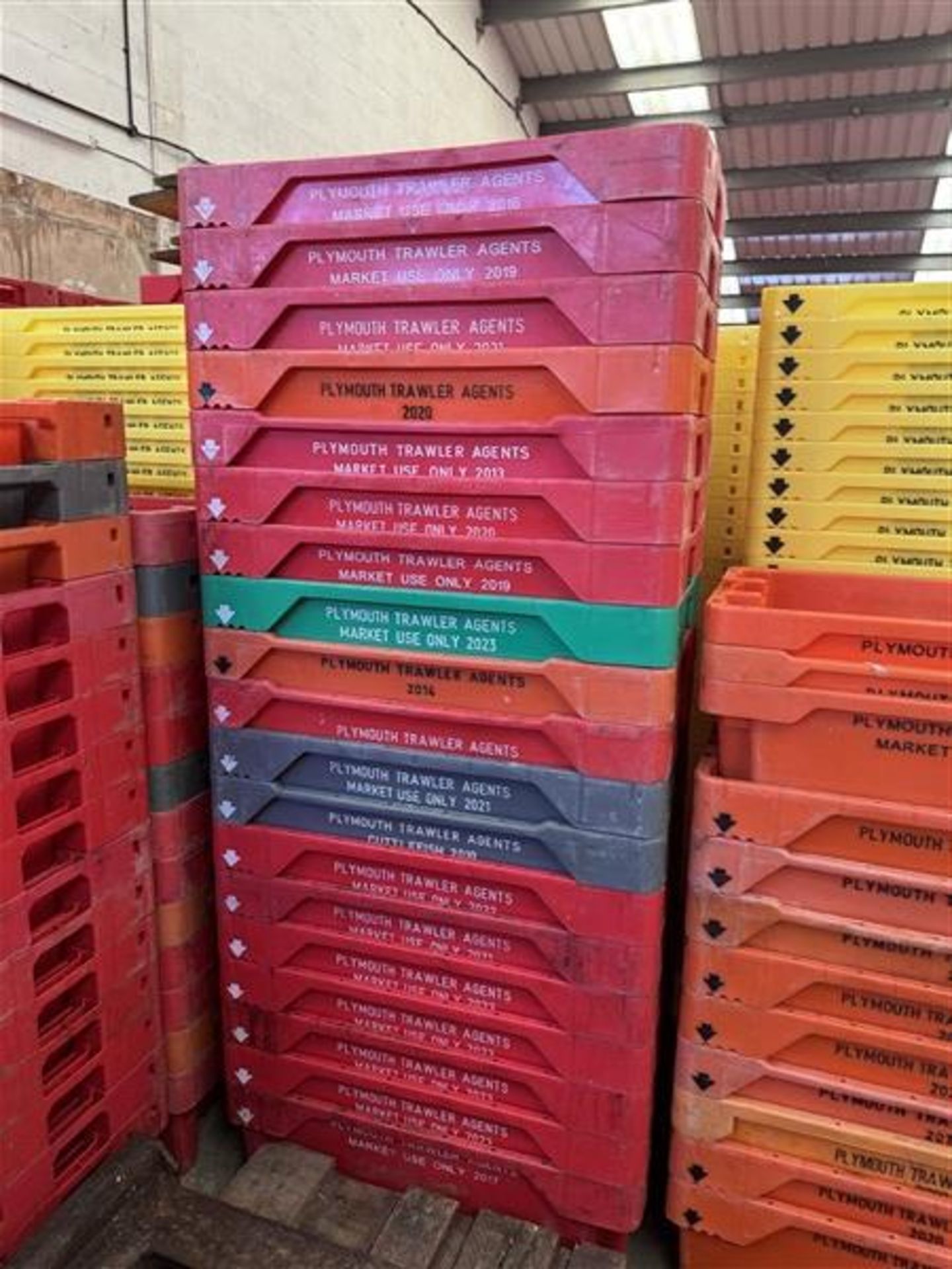 Circa 200 plastic trays (branded), approx. 900 x 500 x 260mm Manual Handling: Please ensure - Image 3 of 4