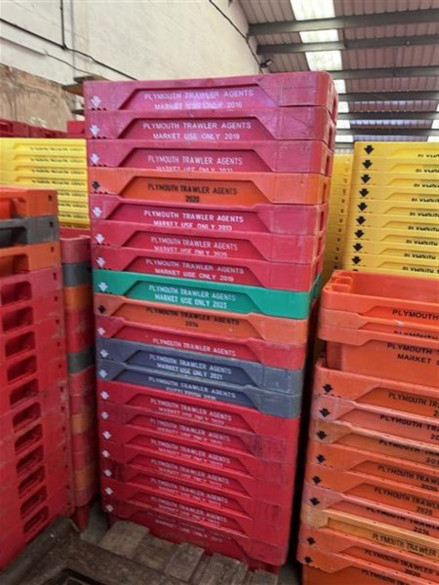 Circa 200 plastic trays (branded), approx. 900 x 500 x 260mm Manual Handling: Please ensure - Image 3 of 4