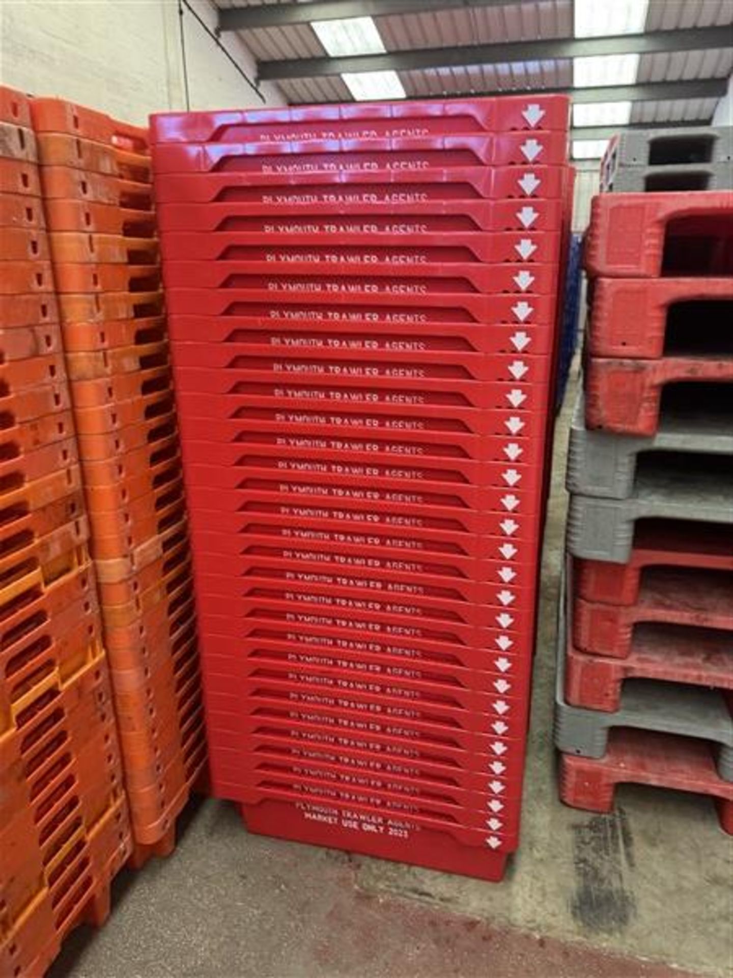 Circa 450 plastic trays (branded), approx. 800 x 500 x 200mm Manual Handling: Please ensure - Image 3 of 4